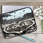 Housse Pour Ordinateur Portable Hawaii plage de sable noir et corail amour de coeu<br><div class="desc">Détendez-vous et profitez de la beauté de cette plage de sable noir immaculée de Big Island chaque fois que vous utilisez cette manche d'ordinateur portable en néoprène représentant un coeur "d'amour" découvert sur la côte hawaïenne. J'ai la chance d'avoir repéré ce coeur de rochers coralliens, en marchant sur cette plage...</div>