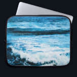 Housse Pour Ordinateur Portable Hawaii vagues océaniques turquoise photo tropicale<br><div class="desc">N'oubliez pas l'odeur de sel frais de l'air marin. Détendez-vous, respirez et découvrez les spectaculaires vagues turquoise du Pacifique hawaïen avec cette étonnante pochette d'ordinateur portable photo de couleur vibrante. Cette pochette pour ordinateur portable est disponible en trois tailles : 15", 13" et 10". Fait un grand cadeau pour quelqu'un...</div>