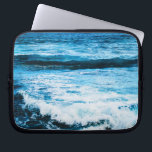 Housse Pour Ordinateur Portable Hawaii vagues océaniques turquoise photo tropicale<br><div class="desc">N'oubliez pas l'odeur de sel frais de l'air marin. Détendez-vous, respirez et découvrez les spectaculaires vagues turquoise du Pacifique hawaïen avec cette étonnante pochette d'ordinateur portable photo de couleur vibrante. Cette pochette pour ordinateur portable est disponible en trois tailles : 15", 13" et 10". Fait un grand cadeau pour quelqu'un...</div>