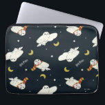Housse Pour Ordinateur Portable Hedwig Nighttime Moonlight Pattern<br><div class="desc">Add a touch of whimsical wizarding charm with this adorable Hedwig the snowy owl pattern design. Featuring repeating illustrations of Hedwig soaring beneath crescent moons and twinkling stars, this playful all-over print captures the magic of nighttime deliveries from the Owl Post. Some Hedwigs are bundled up in cozy Gryffindor house-colored...</div>
