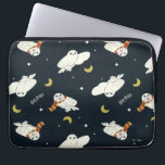 Housse Pour Ordinateur Portable Hedwig Nighttime Moonlight Pattern<br><div class="desc">Add a touch of whimsical wizarding charm with this adorable Hedwig the snowy owl pattern design. Featuring repeating illustrations of Hedwig soaring beneath crescent moons and twinkling stars, this playful all-over print captures the magic of nighttime deliveries from the Owl Post. Some Hedwigs are bundled up in cozy Gryffindor house-colored...</div>