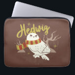 Housse Pour Ordinateur Portable Hedwig Whimsical Forest Drawing<br><div class="desc">Show your house spirit in the coziest way with this charming Hedwig™ design. Featuring the beloved snowy owl bundled up in a warm Gryffindor house-colored scarf, this playful illustration captures the magic and loyalty of Harry Potter’s trusted companion. Set against a whimsical woodland backdrop with subtle sparkling accents, the hand-drawn...</div>