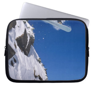 Housse Pour Ordinateur Portable Homme sur un snowboard sautant d'une corniche à