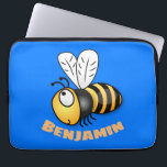 Housse Pour Ordinateur Portable Illustration de dessin animé d'abeilles joyeux<br><div class="desc">Partagez le dernier buzz ! Cette jolie bourde est dessinée dans un joli style de dessin animé avec un arrière - plan jaune et bleu.</div>