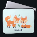 Housse Pour Ordinateur Portable Illustration graphique des renards orange mignons<br><div class="desc">Manches personnalisées pour ordinateur portable avec une illustration graphique de 2 renards orange qui ont l'air mignon et heureux. Arrière - plan bleu clair.</div>