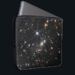 Housse Pour Ordinateur Portable Image infrarouge la plus profonde de l'univers | J<br><div class="desc">L'image infrarouge la plus profonde de l'Univers (Galaxy Cluster SMACS 0723) prise par le télescope spatial James Webb Near-Infrared Camera (NIRCam) en 12.5 heures et dévoilée le 11 juillet 2022. L'amas de galaxies (comme il y a 4, 6 milliards d'années) agit comme une lentille gravitationnelle et donne l'occasion de voir...</div>
