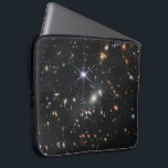 Housse Pour Ordinateur Portable Image infrarouge la plus profonde de l'univers | J<br><div class="desc">L'image infrarouge la plus profonde de l'Univers (Galaxy Cluster SMACS 0723) prise par le télescope spatial James Webb Near-Infrared Camera (NIRCam) en 12.5 heures et dévoilée le 11 juillet 2022. L'amas de galaxies (comme il y a 4, 6 milliards d'années) agit comme une lentille gravitationnelle et donne l'occasion de voir...</div>