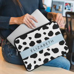 Housse Pour Ordinateur Portable Impression De Vache, Spots De Vache, Noir Et Blanc<br><div class="desc">Motif de vache élégante,  chic et sophistiquée,  noir et blanc. Un cadeau moderne et branché,  parfait pour l'amant poster de animal de votre vie. Personnalisez en ajoutant votre nom,  votre pseudonyme,  votre monogramme ou vos initiales.</div>