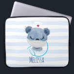 Housse Pour Ordinateur Portable Infirmière de l'ours mignonne portant un Masque Mé<br><div class="desc">Une pochette pour ordinateur portable avec une jolie illustration d'un ours bleu portant un casquette d'infirmières avec un petit coeur dessus. Portant également un masque de protection et a un stéthescope bleu aussi.</div>