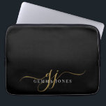 Housse Pour Ordinateur Portable Initiales de monogramme de script or minimaliste n<br><div class="desc">Un chic monogramme noir or moderne et élégant sur noir,  avec un script initial dramatique avec des swashes et votre nom complet dans un type serif moderne.</div>