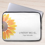 Housse Pour Ordinateur Portable Instructeur de Yoga de tournesol personnalisé<br><div class="desc">Cette pochette d'ordinateur portable de flore est décorée d'un tournesol jaune aquarelle. Facile à personnaliser. Aquarelle originale © Michele Davies.</div>