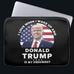 Housse Pour Ordinateur Portable J'aime quand je me réveille et Donald Trump mon pr<br><div class="desc">I Love When I Wake Up and Donald Trump Is My President Trump/Vance 2025</div>