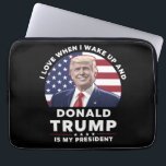 Housse Pour Ordinateur Portable J'aime quand je me réveille et Donald Trump mon pr<br><div class="desc">I Love When I Wake Up and Donald Trump Is My President Trump/Vance 2025</div>