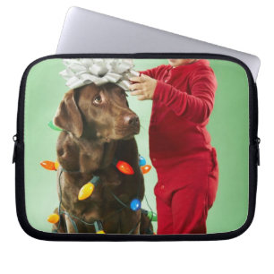 Housse Pour Ordinateur Portable Jeune garçon enroulant des lumières de Noël aut