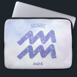 Housse Pour Ordinateur Portable Joli Aquarius Astrologie Signal Personnalisé Viole<br><div class="desc">Cette jolie pochette d'ordinateur portable Aquarius,  violet et lavande personnalisées,  présente votre signe astrologique du Zodiac dans une belle étincelle comme les constellations. Customisez ce cadeau mignon avec votre nom dans une belle écriture cursive pour quelqu'un qui a un anniversaire fin janvier ou début février.</div>