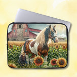 Housse Pour Ordinateur Portable Joli cheval Brown et blanc sur ferme rustique<br><div class="desc">Joli cheval Pinto brun,  blanc et noir tacheté devant une vieille grange rustique entourée de tournesols au lever du soleil à l'aube.</div>