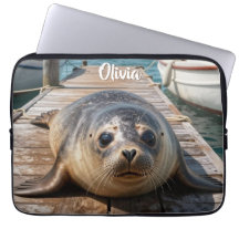 Joli phoque allongé sur la jetée du quai de bateau
