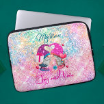 Housse Pour Ordinateur Portable Joli rose faux parties scintillant gnome monogramm<br><div class="desc">Jolie parties scintillant chic et élégante irisée dans des couleurs unicorne arc-en-ciel rose gnome sac ordinateur portable de Noël. Belle couverture moderne et cool pour le brancheur tendance et amateur d'art. Ce design élégant et magnifique conviendra parfaitement aux filles qui aiment les designs scintillants branchés. Montrez votre style personnel, regardez...</div>
