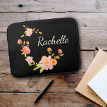 Housse Pour Ordinateur Portable Jolie fille et moderne Floral noir Nom<br><div class="desc">Manche d'ordinateur portable avec un arrière - plan noir avec des fleurs rose et verte orange et un monogramme de prénom personnalisé</div>