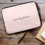 Housse Pour Ordinateur Portable Jolie fille moderne Monogramme rose Cursive Nom co<br><div class="desc">Un monogramme cursif rose girly pour la vie quotidienne.</div>