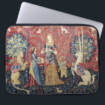 Housse Pour Ordinateur Portable La Dame et la licorne, Odeur<br><div class="desc">La Dame et la licorne, l'Odeur (La Dame a la licorne, L'odorat) Tapisserie médiévale (vers 1500). Cette tapisserie fait partie d'une série de six. Chaque tapisserie présente une dame médiévale dans différentes poses. Chaque scène représente l'un des cinq sens, ainsi qu'une sixième scène intitulée Mon Seul Desir (mon seul désir)....</div>