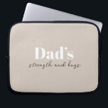 Housse Pour Ordinateur Portable La force et les câlins de papa - Cadeau de Fête de<br><div class="desc">Gardez papa organisé en déplacement avec ce sac électronique personnalisé "La force du papa et les câlins" — un cadeau de la fête du Père réfléchi et pratique qui porte plus que de simples câbles et chargeurs. Avec un design épuré et un message chaleureux, cette pochette technologique est parfaite pour...</div>