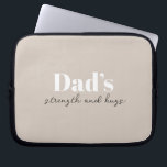 Housse Pour Ordinateur Portable La force et les câlins de papa - Cadeau de Fête de<br><div class="desc">Gardez papa organisé en déplacement avec ce sac électronique personnalisé "La force du papa et les câlins" — un cadeau de la fête du Père réfléchi et pratique qui porte plus que de simples câbles et chargeurs. Avec un design épuré et un message chaleureux, cette pochette technologique est parfaite pour...</div>