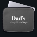 Housse Pour Ordinateur Portable La force et les câlins de papa - Cadeau de Fête de<br><div class="desc">Gardez papa organisé en déplacement avec ce sac électronique personnalisé "La force du papa et les câlins" — un cadeau de la fête du Père réfléchi et pratique qui porte plus que de simples câbles et chargeurs. Avec un design épuré et un message chaleureux, cette pochette technologique est parfaite pour...</div>