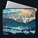 Housse Pour Ordinateur Portable La scape de l'hiver dans le village de Carpathian<br><div class="desc">La scape de l'hiver dans le village de Carpathian Mountain. Bran,  Romania adventure,  alp,  background,  beautiful,  beauty,  carpathian,  christmas,  cloud, cold, colorful, cover, créative, dawn, drawing, environment, fairytale, forest, frost, frozen, highlands, vintage, retro, illustration, </div>