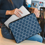 Housse Pour Ordinateur Portable Latticwork bleu marine, Quatrefoil, Trellis<br><div class="desc">Motif marocain élégant,  élégant et sophistiqué en trellis bleu marine. Un cadeau moderne et branché,  parfait pour les amoureux de la latticework dans votre vie.</div>