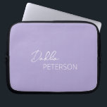 Housse Pour Ordinateur Portable Lavande violette simple Élégant Contemporain moder<br><div class="desc">Manche portable moderne violet / lavande avec un design simple et minimal personnalisé avec votre nom dans un script élégant et une police sans serif contemporaine.</div>