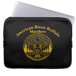 Housse Pour Ordinateur Portable Le Bison d'Or se dresse majestueusement dans un pa