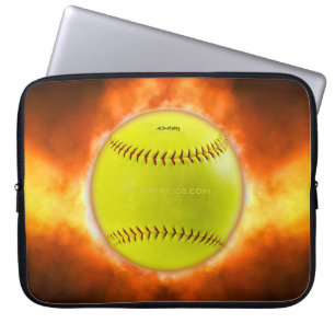 Housse Pour Ordinateur Portable Le softball de SlipperyJoe sur feu flammes feu feu