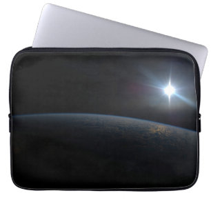 Housse Pour Ordinateur Portable Le Soleil qui s'installe sur l'horizon terrestre.