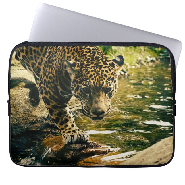 Housse Pour Ordinateur Portable Leopard Crossing a Stream Photographie (Devant)