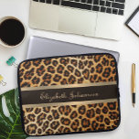 Housse Pour Ordinateur Portable Leopard motif Brown & Gold Foil Stripe Nom<br><div class="desc">Glam Up Your Tech with Our Leopard Motif Brown & Gold Foil Stripe Nom Ordinateur Portable Sleeve! Protégez votre ordinateur portable avec élégance grâce à cette pochette luxueuse et chic. Doté d'un motif en bronze brun sophistiqué et d'une feuille d'or glamour et d'une bande de brun, ce manche peut être...</div>