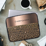 Housse Pour Ordinateur Portable Leopard motif brun noir bronze nom métallique<br><div class="desc">Une élégante,  glamour et féminine avec motif léopard marron et noir,  décorée de confettis dorés. Modèle pour votre nom,  texte en lettres de main noire. Un grand faux brun à l'allure métallique.</div>