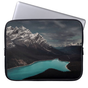 HOUSSE POUR ORDINATEUR PORTABLE LES ALPES DE MONTAGNE ENTOURANT LE CORPS D'EAU