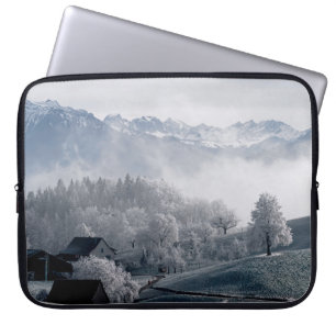 HOUSSE POUR ORDINATEUR PORTABLE LES ARBRES AU BORD DE LA MONTAGNE CAPPÉE DE NEIGE