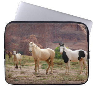 Housse Pour Ordinateur Portable Les chevaux navajos courent librement sur le fond