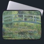 Housse Pour Ordinateur Portable L'étang À Eau, Peinture À L'Huile Paysagère, Monet<br><div class="desc">Claude Monet, 1899, GIverny, France huile sur toile principalement monochromatique paysage de beaux-arts peinture à l'huile impressionniste représentant un paisible étang serein rempli de nénuphars rose pâle pâle et fleuris et de couvercles verts, avec un pont vert dessus. saules pleurantes et d'autres arbres peuvent être vus dans l'arrière - plan...</div>