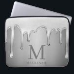 Housse Pour Ordinateur Portable Liquide Chrome Drives Silver Metal Monogramme<br><div class="desc">Liquid Chrome Drips Silver Metal Monogram manche portable avec notre faux liquide chrome à la tendance goutte à goutte sur un arrière - plan métallique argent avec votre monogramme personnalisé et nom. Veuillez nous contacter à cedarandstring@gmail.com si vous avez besoin d'aide pour la conception ou les produits correspondants.</div>