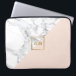 Housse Pour Ordinateur Portable Logo de marbre géométrique moderne/Monogramme rose<br><div class="desc">Une fausse boîte en or avec vos initiales devient un logo minimaliste et moderne sur cette manche d'ordinateur portable personnalisée. Le marbre blanc contrasté et le bloc de couleur rose pâle confèrent une esthétique soignée. Art et design © 1201AM Design Studio | www.1201am.com</div>