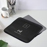 Housse Pour Ordinateur Portable Logo d'entreprise de monogramme noir blanc<br><div class="desc">Un arrière - plan noir classique. Personnalisez et ajoutez le logo de votre entreprise,  les initiales monographiques et le nom complet. Moderne,  tendance et simple. Pour lui et elle.</div>