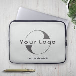 Housse Pour Ordinateur Portable Logo d'entreprise sur gris clair, marque propre So<br><div class="desc">Logo personnalisé sur une pochette d'ordinateur portable minimale propre. Ajoutez votre logo et votre texte.</div>