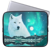 Loup arctique la nuit avec aurores boréales
