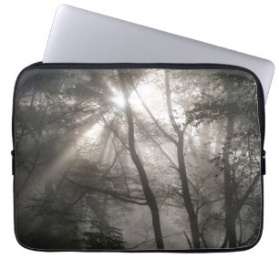 Housse Pour Ordinateur Portable Lumière Solaire À Travers Les Arbres Bois Sombre
