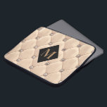 Housse Pour Ordinateur Portable luxueux monogramme d'or feuilleté<br><div class="desc">Notre collection "luxueuse tufted" présente de magnifiques arrière - plans dorés et dorés roses avec strass. Au milieu se trouve un espace réservé en forme de diamant pour les monogrammes et les informations d'affaires dans différentes couleurs. Consultez notre magasin pour obtenir des articles complémentaires de cette collection.</div>
