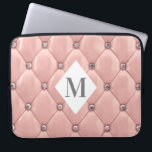 Housse Pour Ordinateur Portable luxueux tufted rose gold monogram<br><div class="desc">Notre collection "luxueuse tufted" présente de magnifiques arrière - plans dorés et dorés roses avec strass. Au milieu se trouve un espace réservé en forme de diamant pour les monogrammes et les informations d'affaires dans différentes couleurs. Consultez notre magasin pour obtenir des articles complémentaires de cette collection.</div>