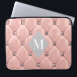 Housse Pour Ordinateur Portable luxueux tufted rose gold monogram<br><div class="desc">Notre collection "luxueuse tufted" présente de magnifiques arrière - plans dorés et dorés roses avec strass. Au milieu se trouve un espace réservé en forme de diamant pour les monogrammes et les informations d'affaires dans différentes couleurs. Consultez notre magasin pour obtenir des articles complémentaires de cette collection.</div>